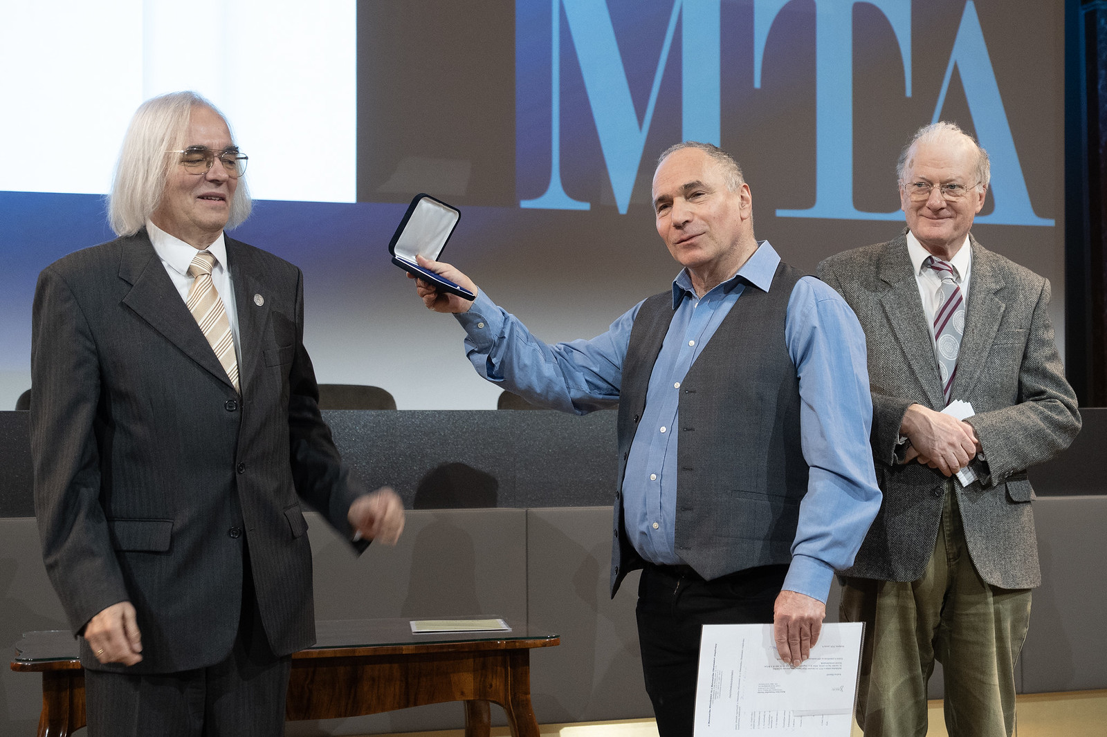 Pyber László átveszi elismerését Pálfy Péter Pál elnöktől